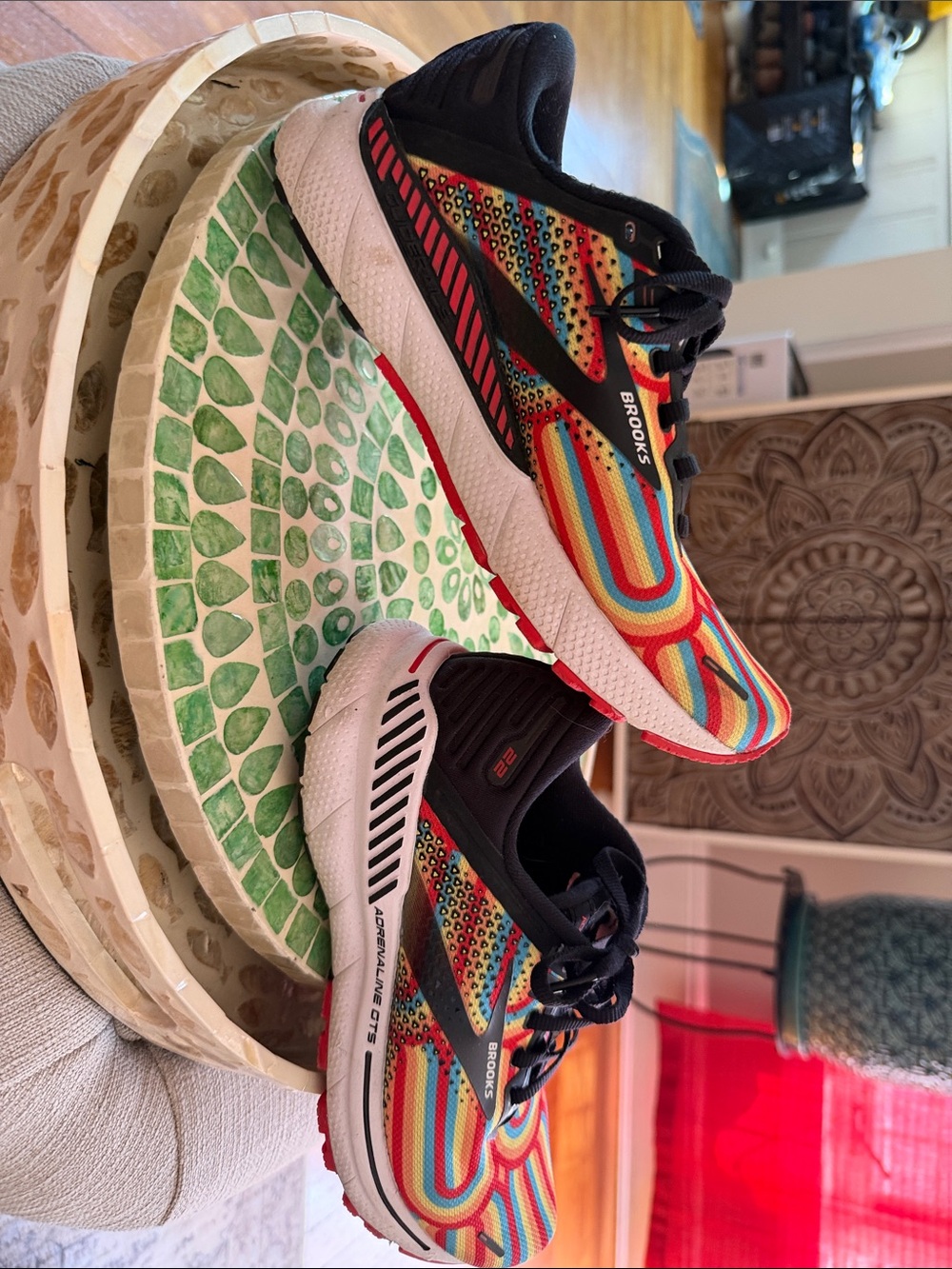 Brooks Rainbow Running Sneakers in Black and Multi. Adrenaline GTS 22. Size 7M.